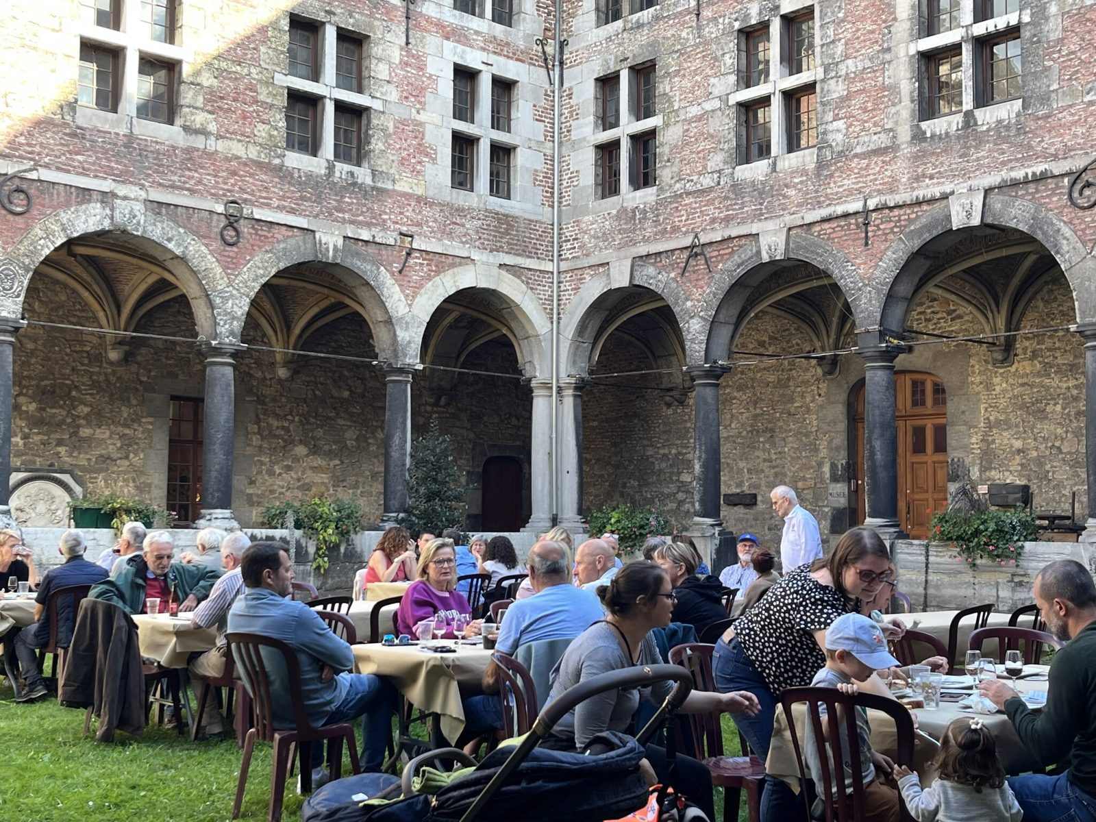 Convives sous les arcades